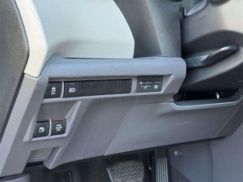 Used 2024 Toyota Sienna LE image 9