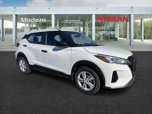 New 2025 Nissan Kicks Play S image 3