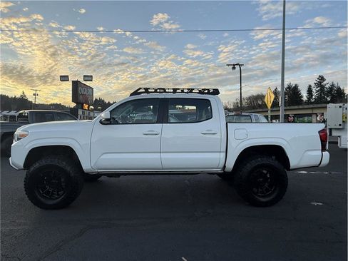 Used 2018 Toyota Tacoma SR image 8