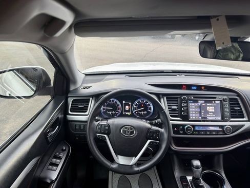 Used 2019 Toyota Highlander XLE image 16