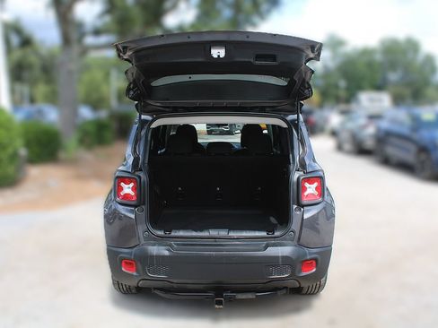 Used 2021 Jeep Renegade Latitude FWD image 10
