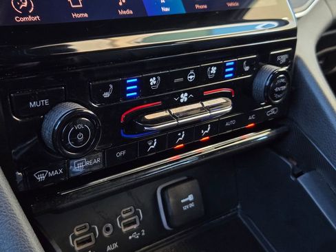 Used 2024 Jeep Grand Cherokee L Limited w/ Luxury Tech Group II image 18