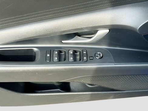 Used 2024 Hyundai Elantra SE FWD image 17