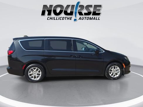 Used 2023 Chrysler Voyager LX FWD image 9
