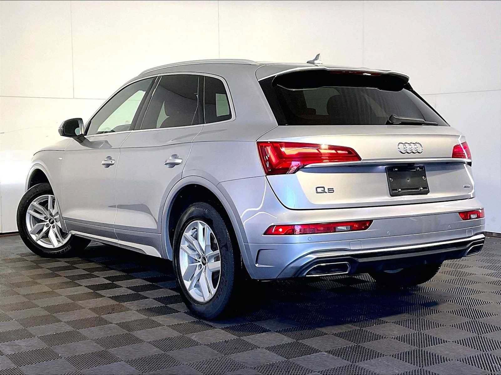 Used 2022 Audi Q5 2.0T Premium w/ Convenience Package AWD/4WD image 3