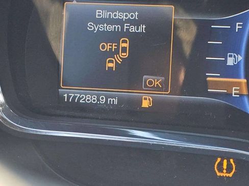 Used 2016 Lincoln MKT AWD image 10