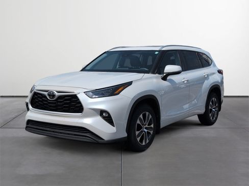 Used 2023 Toyota Highlander XLE FWD image 2
