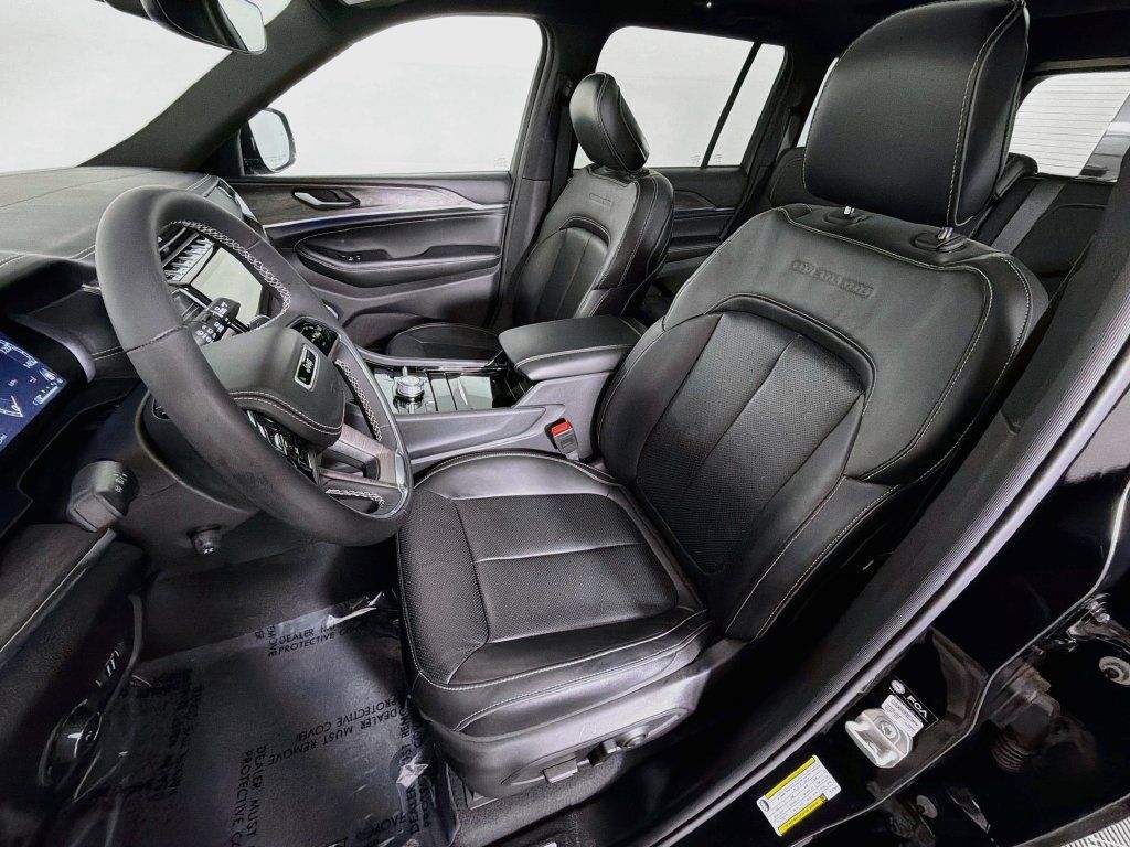 Used 2023 Jeep Grand Cherokee Overland AWD/4WD image 22