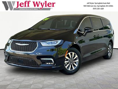 Used 2025 Chrysler Pacifica Select