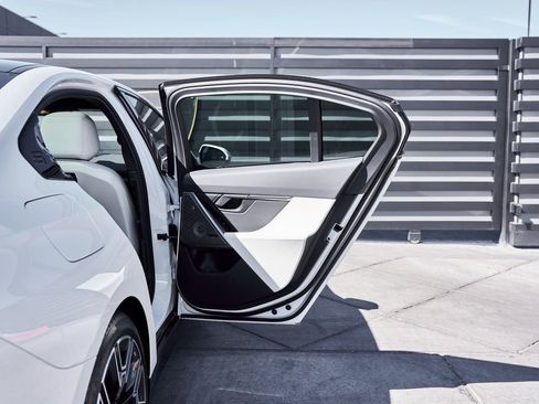 Used 2026 BMW 550e xDrive image 24