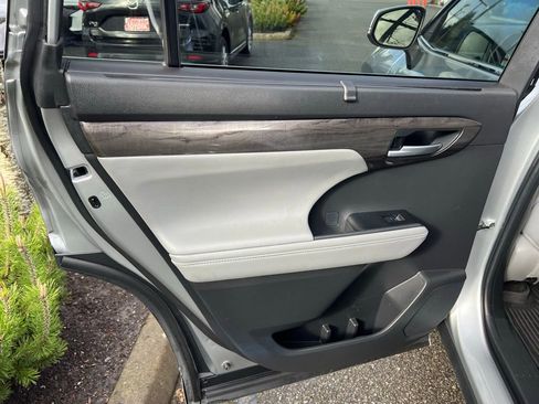 Used 2023 Toyota Highlander Limited image 14