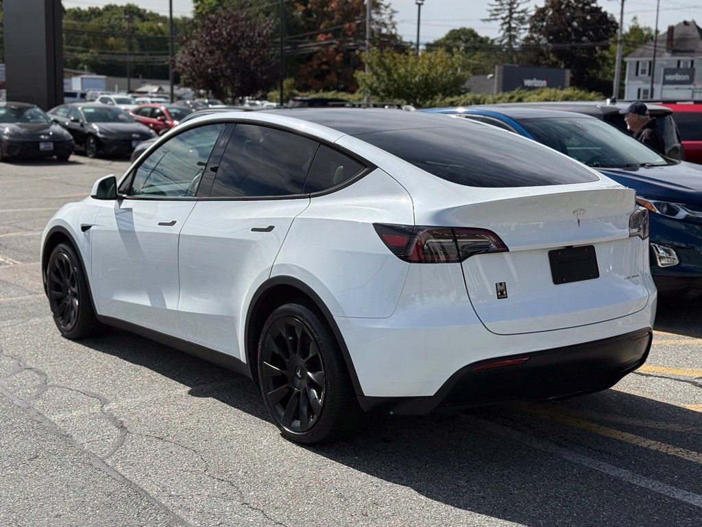 Used 2024 Tesla Model Y Long Range AWD/4WD image 3