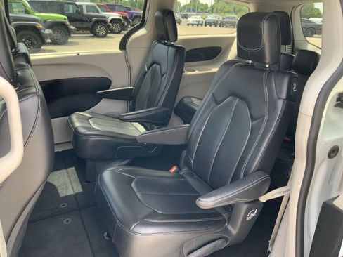Used 2023 Chrysler Pacifica Touring-L FWD image 46