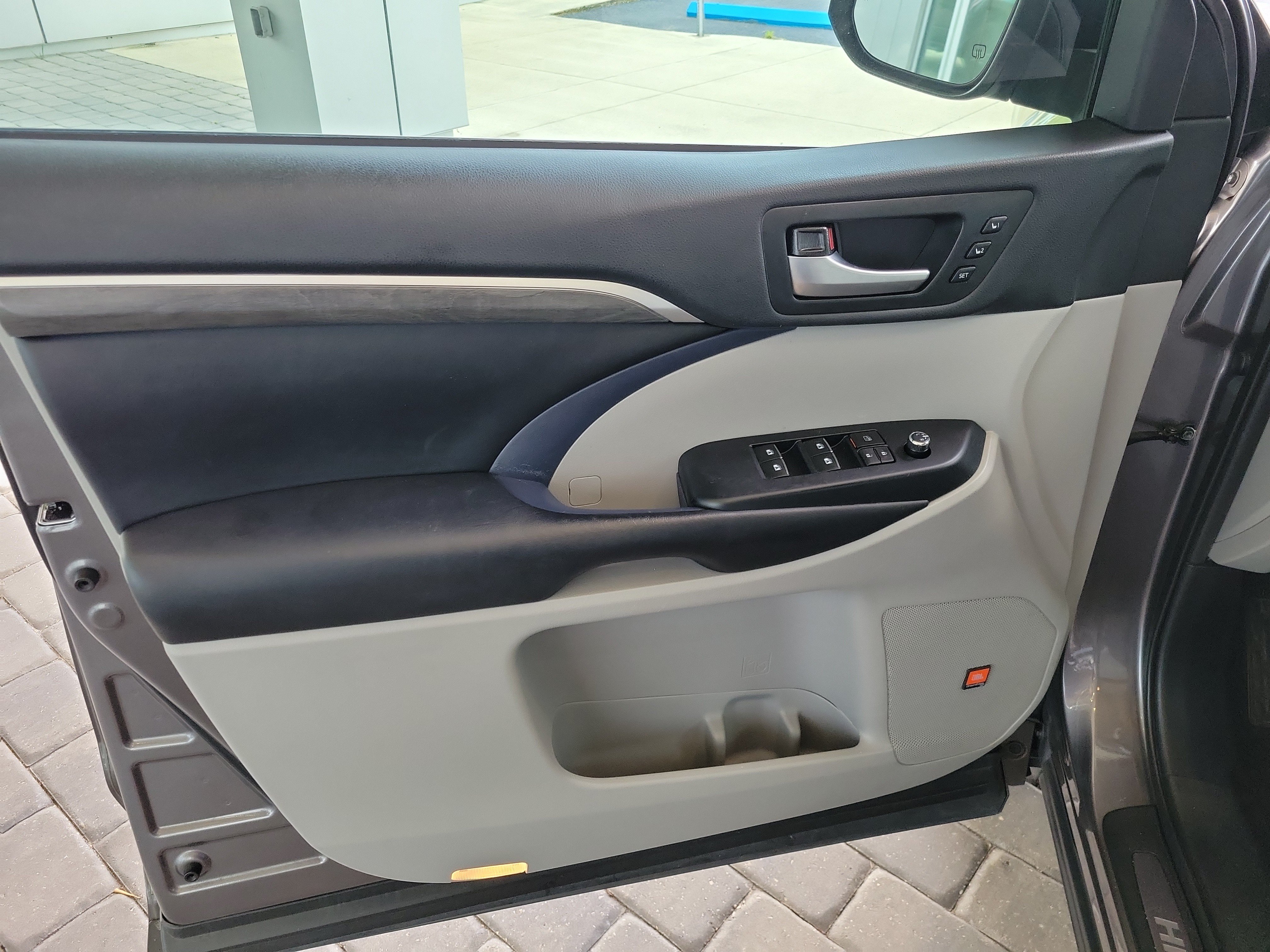 Used 2019 Toyota Highlander Limited FWD image 10
