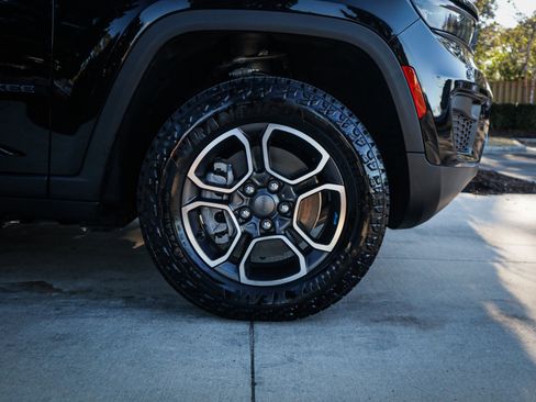 Used 2022 Jeep Grand Cherokee Trailhawk AWD/4WD image 13