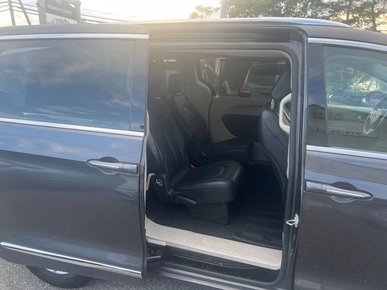 Used 2020 Chrysler Pacifica Touring-L FWD image 14