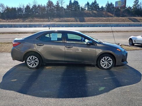 Used 2018 Toyota Corolla LE image 6