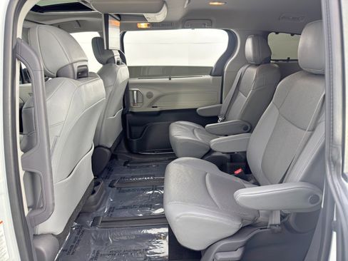Used 2021 Toyota Sienna Limited image 45