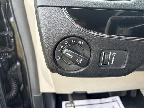 Used 2020 Dodge Grand Caravan SXT FWD image 21