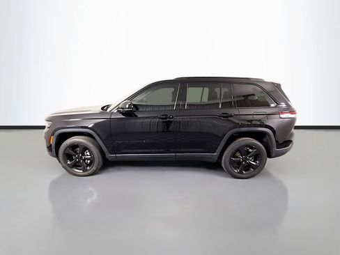 Used 2023 Jeep Grand Cherokee Altitude AWD/4WD image 4