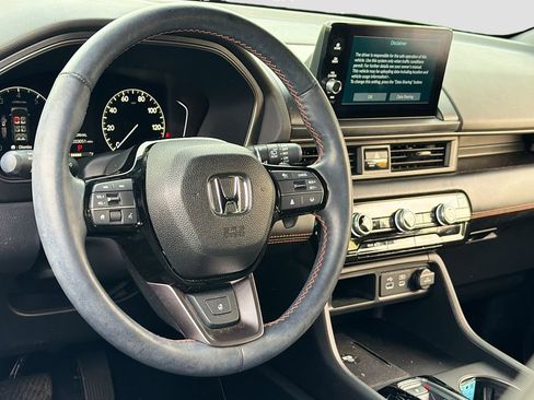 Used 2025 Honda Pilot TrailSport image 27