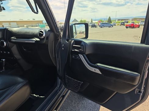 Used 2017 Jeep Wrangler Unlimited Rubicon AWD/4WD image 34