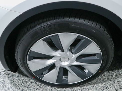 Used 2021 Tesla Model Y Long Range AWD/4WD image 11