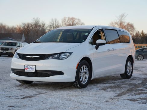 Used 2023 Chrysler Voyager LX image 9