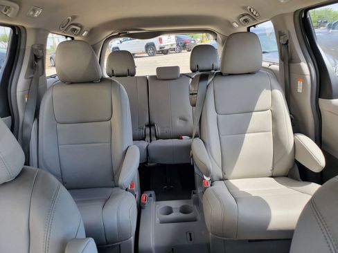 Used 2017 Toyota Sienna XLE w/ XLE Navigation Package FWD image 25