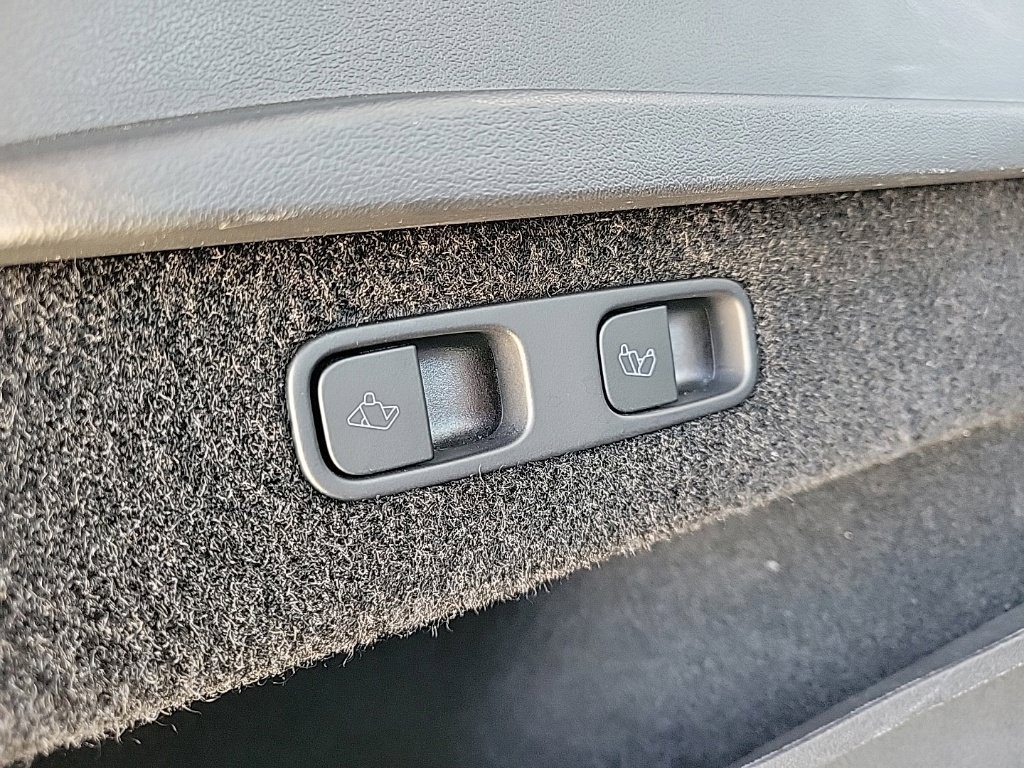 Used 2024 Tesla Model Y Long Range AWD/4WD image 18