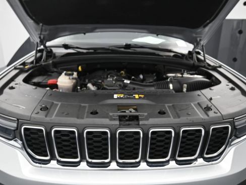 Used 2023 Jeep Grand Cherokee Laredo image 27