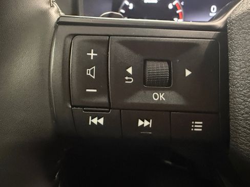 Used 2025 Nissan Rogue SV FWD image 17