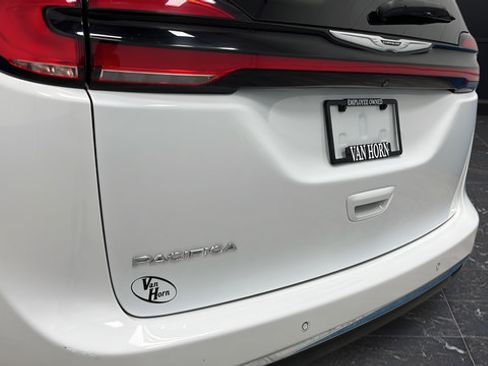 Used 2023 Chrysler Pacifica Touring-L FWD image 38