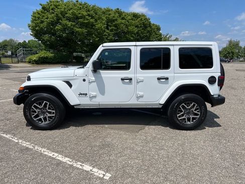 Used 2025 Jeep Wrangler Unlimited Sahara AWD/4WD image 6