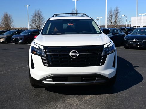 New 2026 Nissan Pathfinder Platinum image 3