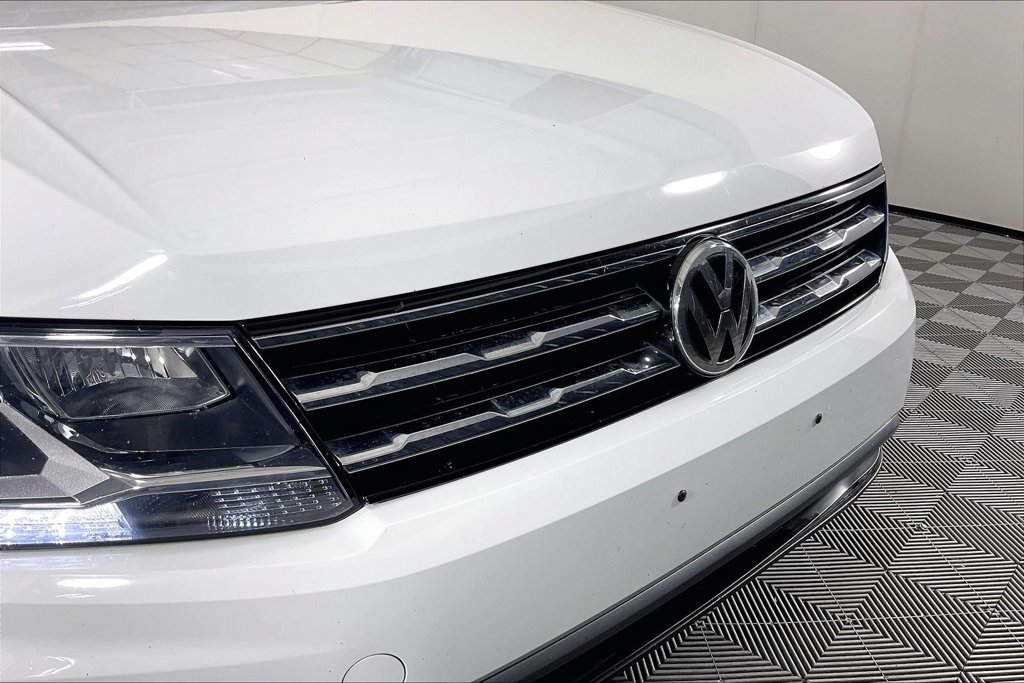 Used 2021 Volkswagen Tiguan SE w/ Panoramic Sunroof Package FWD image 36