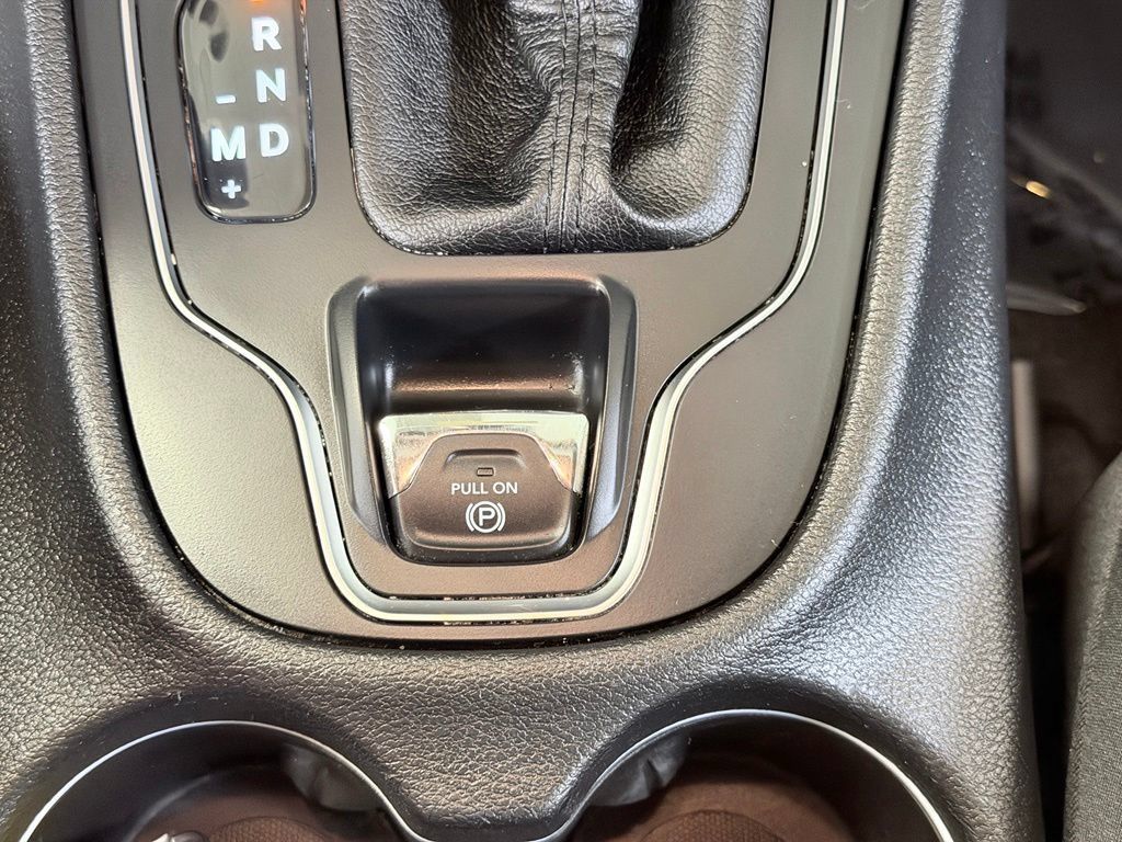 Used 2019 Jeep Cherokee Latitude Plus w/ Comfort/Convenience Group FWD image 43