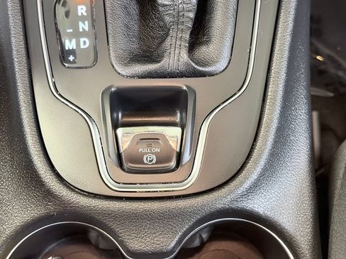 Used 2019 Jeep Cherokee Latitude Plus w/ Comfort/Convenience Group FWD image 43