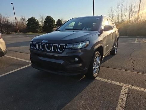 Used 2023 Jeep Compass Latitude image 2
