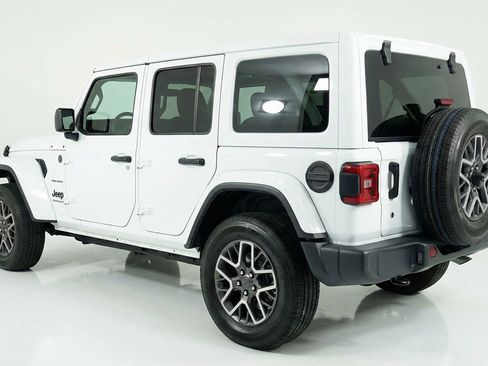 Used 2025 Jeep Wrangler Sahara image 6