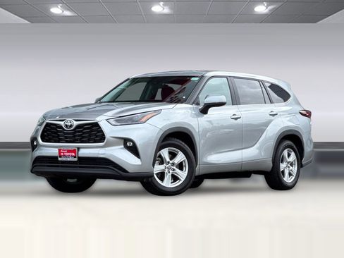 Used 2025 Toyota Highlander LE FWD image 25
