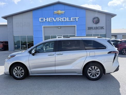 Used 2024 Toyota Sienna XLE FWD image 3