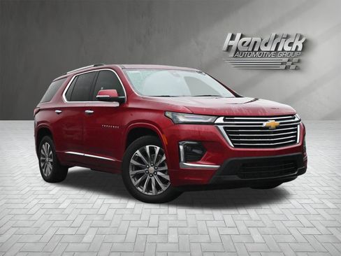 Used 2023 Chevrolet Traverse Premier FWD image 2