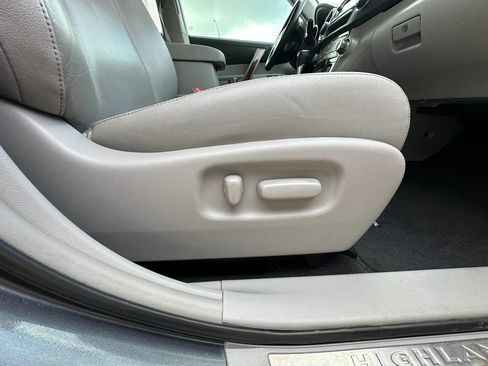 Used 2013 Toyota Highlander Limited AWD/4WD image 24