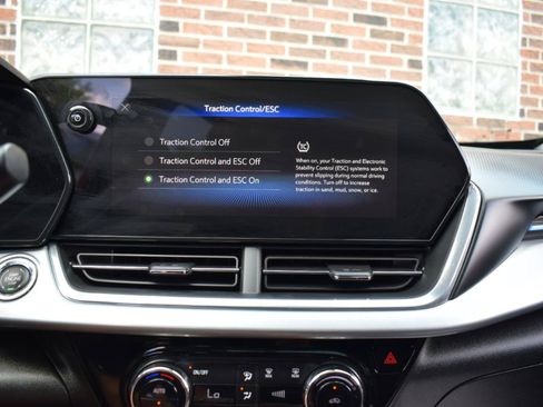 Used 2024 Chevrolet Trax LT w/ Sunroof Package FWD image 22