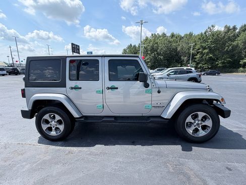 Used 2016 Jeep Wrangler Unlimited Sahara w/ Connectivity Group AWD/4WD image 4