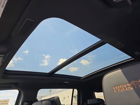 New 2025 Chevrolet Suburban High Country AWD/4WD image 19