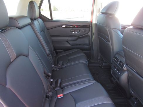 Used 2025 Honda Pilot Touring image 12