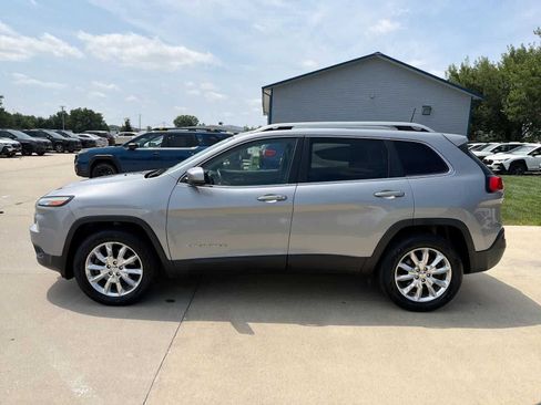 Used 2017 Jeep Cherokee Limited AWD/4WD image 3