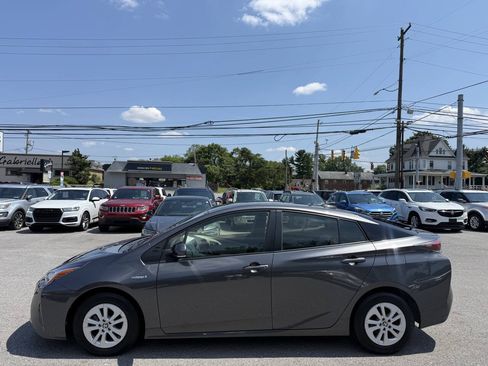 Used 2017 Toyota Prius Two FWD image 5